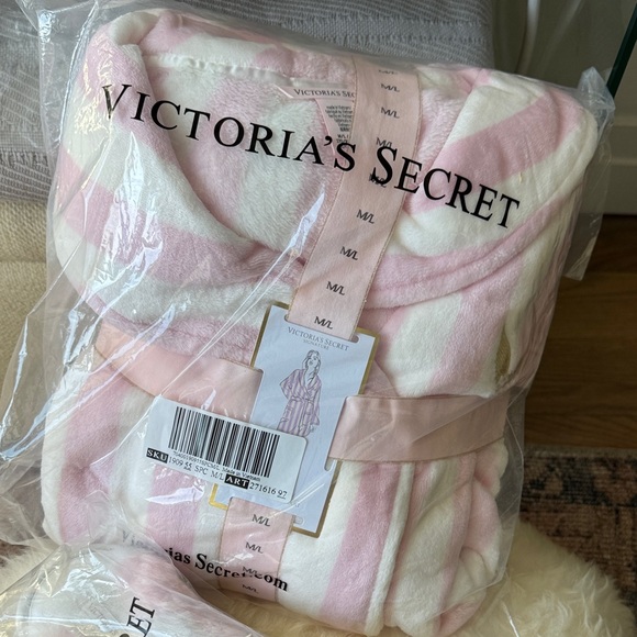 NWT Victoria's Secret Pink & White Striped Plush Robe and Slippers Set - Picture 7 of 10
